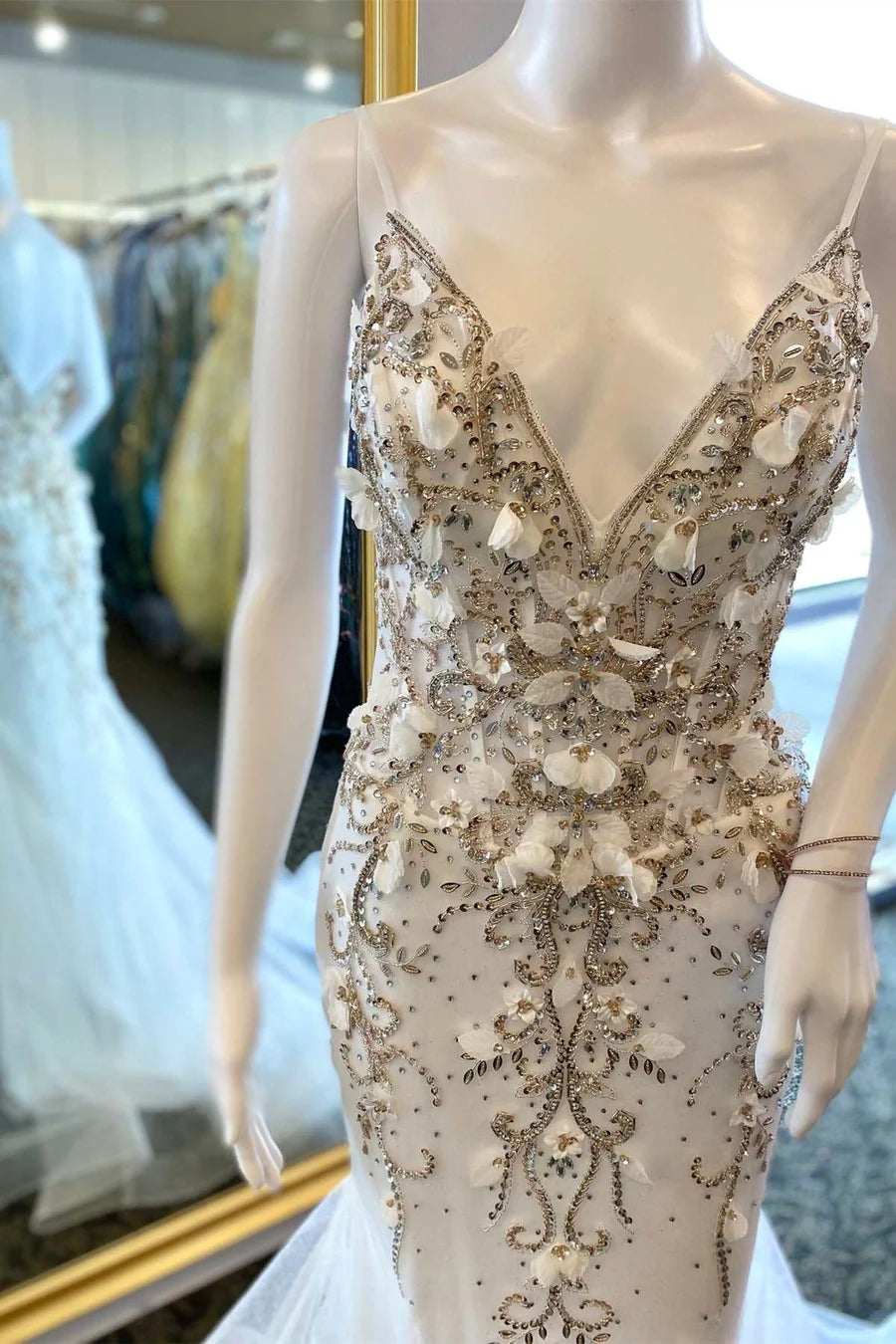 Vestido de fiesta de corte trompeta con escote en V y espalda abierta con apliques